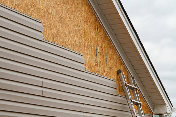 Professional Siding Contractor technician working in Vancouver, WA